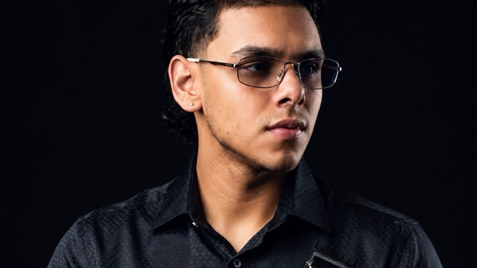 Teban Barber realizando un corte premium en Medellín
